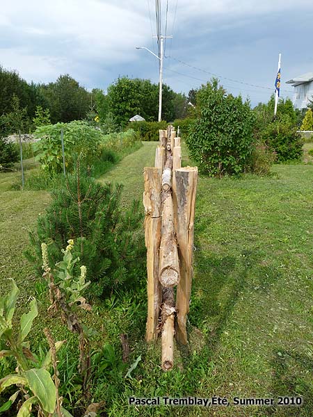 Clôture en perches de cèdre - Le Plan Photos - Guide de construction