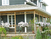 Conception de contenants fleuris pour terrasse et garde-corps.