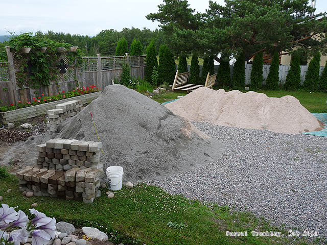 Installation de pavés unis - Criblure de pierre et concassé - Construction d'un pavé