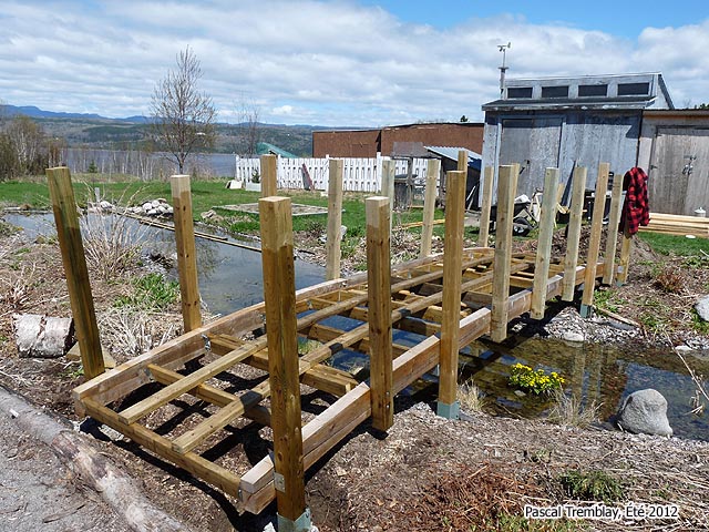 Décorer un Bassin avec un Pont en bois - Pont en arc - Fabriquer Un Pont