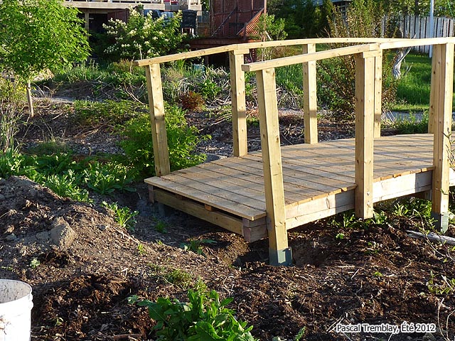Bassin extérieur et Pont décoratif - Pont à donner