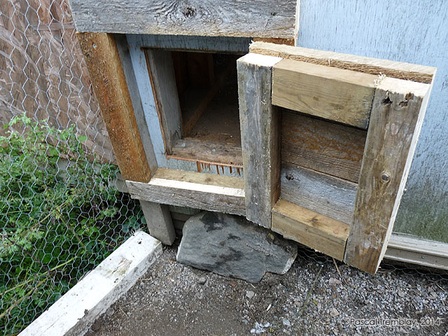 Construction d'une Porte pour Poulailler - Poulailler en bois