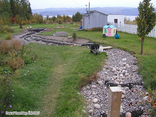 Lit de ruisseau avec des pierres - ruisseau sec - lit de gravier