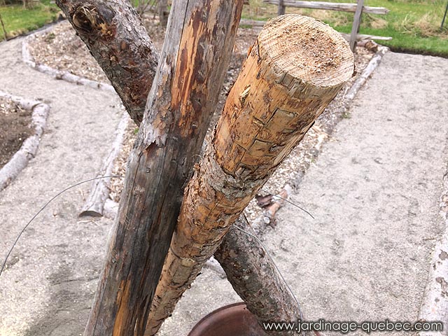 Support en bois pour suspendre un chaudron en fonte