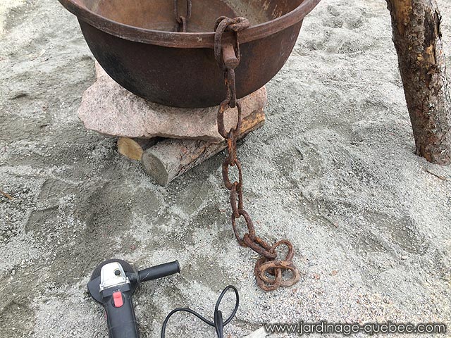 Cha�nes pour suspendre un chaudron en fonte ancien - Antiquit� - Chaudron en fonte noir