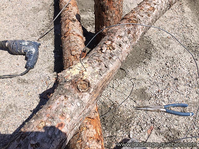 Fil de fer pour attacher le support d'un jardini�re - Recycler un chaudron en fonte au jardin