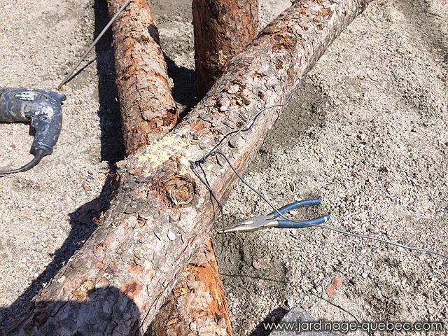 Bacs � fleurs ancien ou antique au jardin - Cr�er un chaudron fleuri suspendu