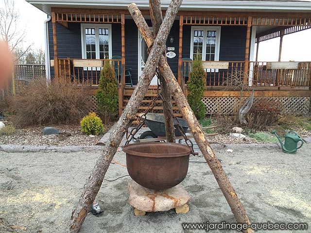 Installation d'une marmite en fer comme contenant pour les fleurs