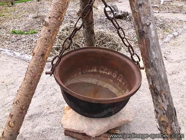 Antiquit� du Qu�bec - Utiliser un chaudron ancien comme jardini�re suspendue