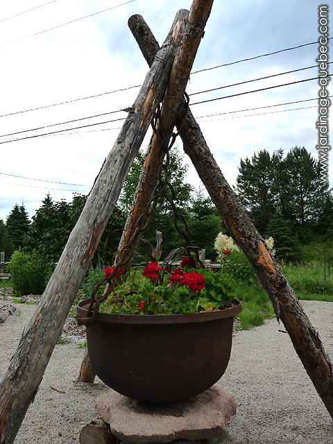 Comment suspendre un chaudron en fonte comme jardini�re fleurie au jardin