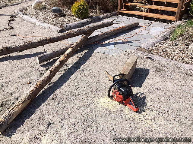 Scie des rondins pour assembler le support du chaudron en fonte