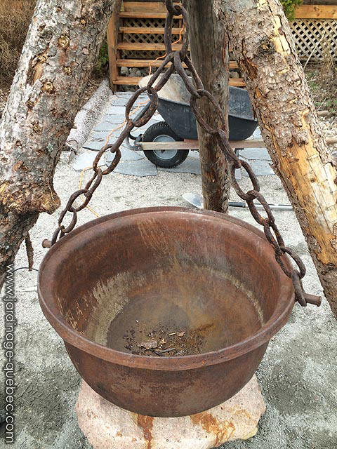 Comment suspendre un chaudron en fonte - Attacher un chaudron en fonte avec des cha�nes