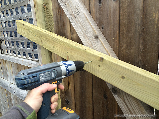 Truc pour installer une porte de clôture