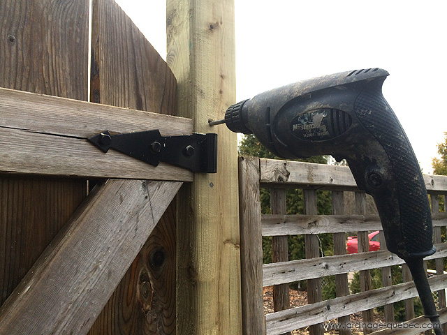 Attacher une porte à un poteau de clôture