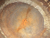 Trou pour l'évacuation de l'eau dans un chaudron en fonte comme pot à fleurs