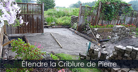 Allée en pavés - Guide de pose de pavés en béton - Comment déposer compacter et niveler la criblure de pierre pour faire le lit de pose des pavés