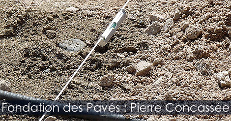 Pierre concassée pour lit de pose de pavés - Comment installer des pavés ou dalles en béton pour construire une allée