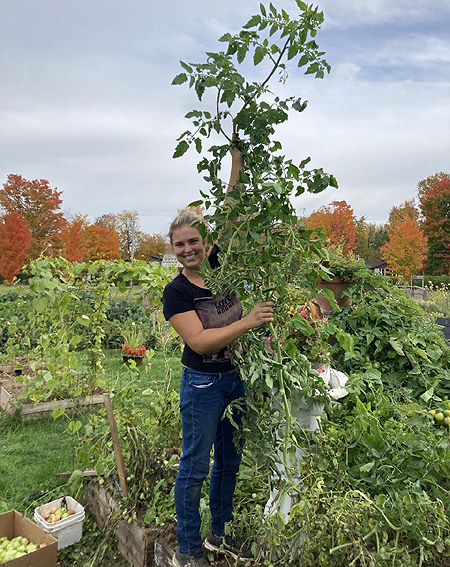 Leony Hebert-Breuvart au Jardin Potager près de la zone d'implantation de la haie brise-vent nourricière