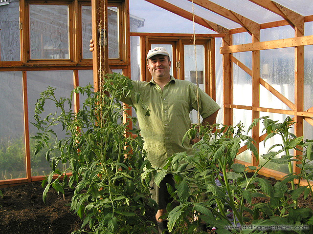 Pascal Tremblay dans sa serre - Photos Jardin Le Jardin des Patriotes - Pascal Tremblay La Baie Québec