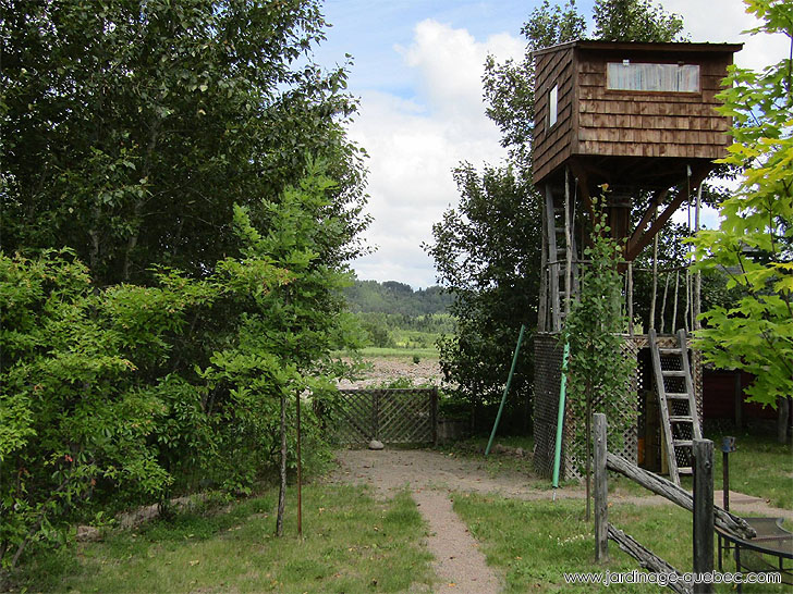 Photos Jardin Le Nouveau Monde - Serge Tremblay La Baie Québec - Cabane dans les arbres avec vue sur la Rivière-à-Mars