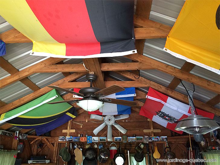 Photos Jardin L'Autre Monde - Serge Tremblay La Baie Québec - Le Salon d'été extérieur avec ses drapeaux