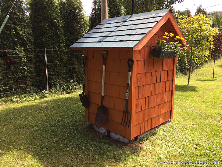 Photos Jardin L'Autre Monde - Serge Tremblay La Baie Québec - Cabanon de jardin - Idée pour cacher une fosse septique