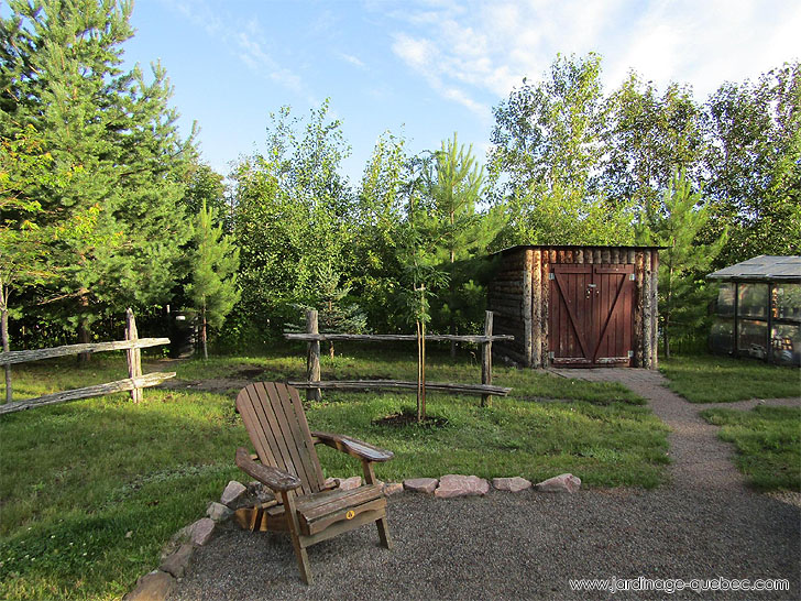 Photos Jardin Le Nouveau Monde - Serge Tremblay La Baie Québec - Sentiers en gravier et abri de jardin pour tracteur à pelouse