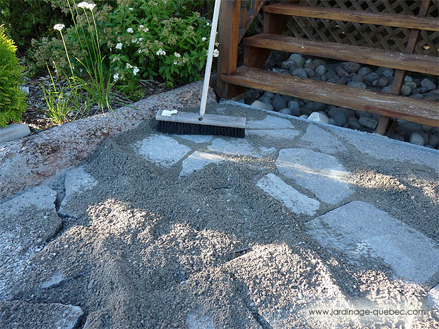 Pierres naturelles au jardin - Sentier en pierres naturelles - Joints de pav�