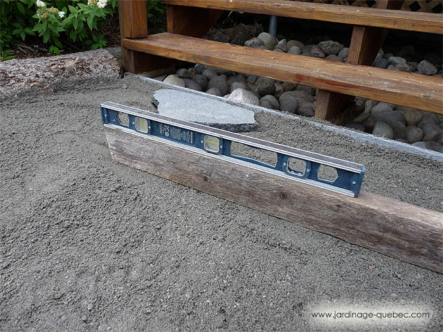 Niveler lit de pose d'un pav� en pierre naturelle - Am�nager une pav�