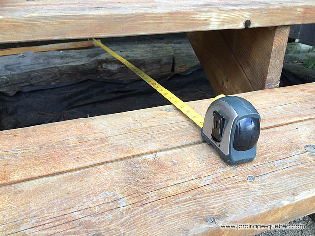 G�otextile - Installation d'une toile g�otextile avant de placer les pierres