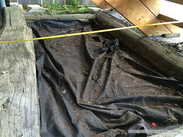 Am�nager le dessous d'un balcon - Mettre des pierres en dessous d'un escalier