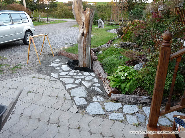 Support décoratif pour prise extérieure et allée d'entrée en pavés.