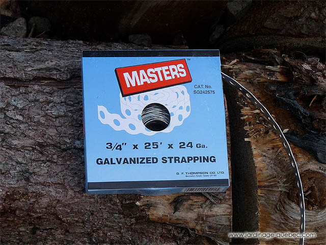 Bande galvanisée - Attacher un rondin servant de support pour prise électrique