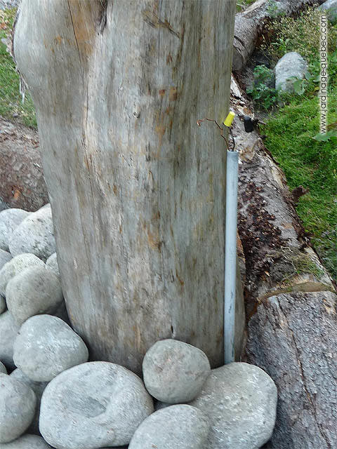 Câble électrique souterrain amené près du support