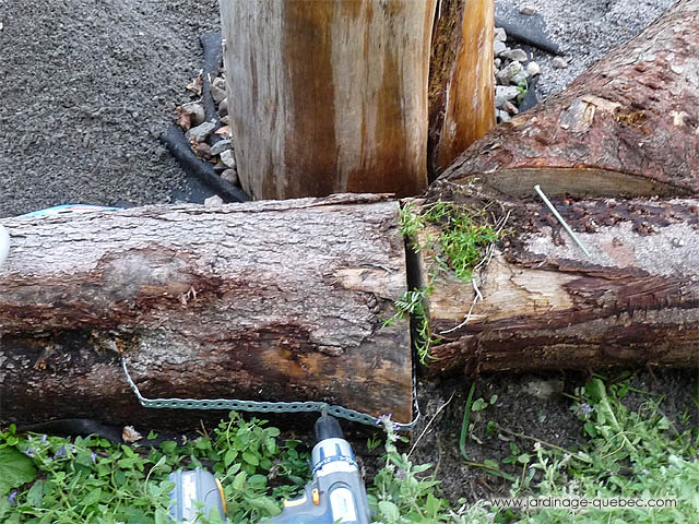 Prise extérieure étanche pour chauffe-moteur. Idée déco au jardin.