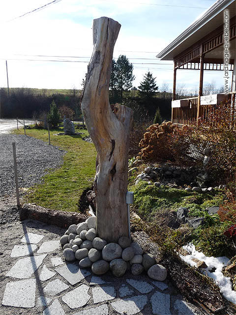 Idée de décoration au Jardin - Prise électrique sur billot de bois