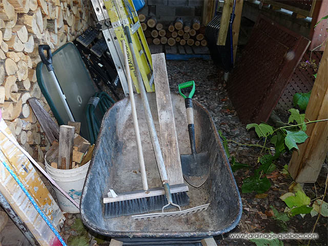 Jardinage Pratique - Brouette rateau et balai brosse