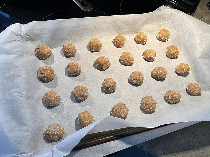 Biscuits à la mélasse roulés dans le sucre
