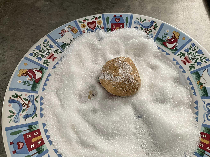 Biscuits à la mélasse roulés dans le sucre