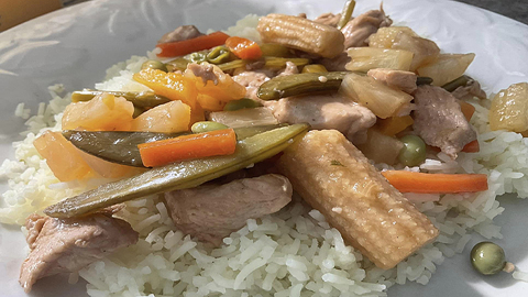 Sauté de légumes et poulet aigre doux