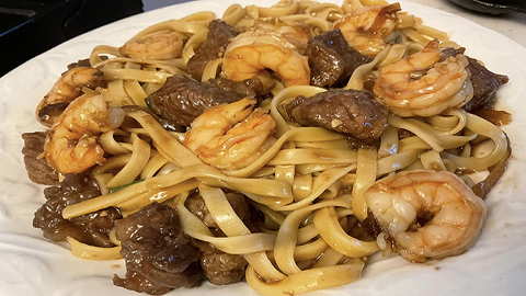 Nouilles teriyaki au steak et crevettes