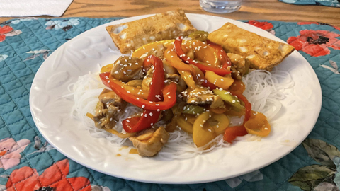 Poulet et légumes sautés à la sauce sucrée salée