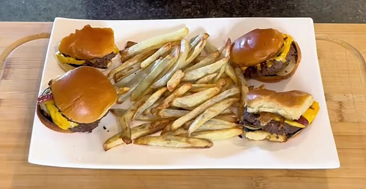 Mini burgers au bacon et frites maison - Recettes à la Donald Robitaille