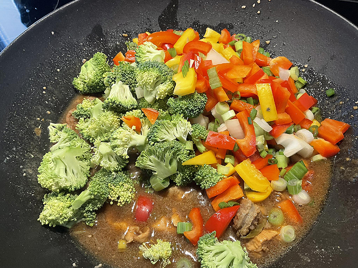 Poulet et légumes sautés à la sauce sucrée salée