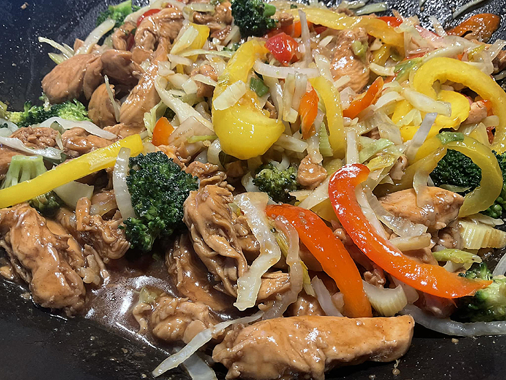 Recette de Poulet et légumes sautés à la sauce sucrée salée