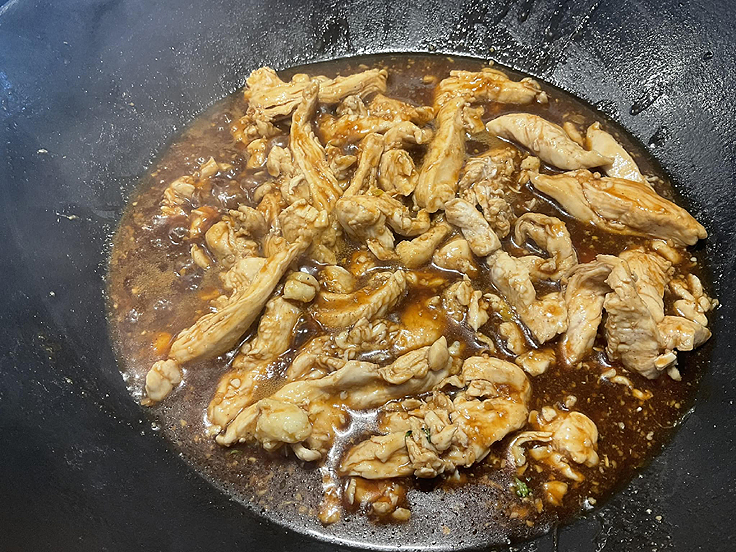 Recette de Poulet et légumes sautés à la sauce sucrée salée