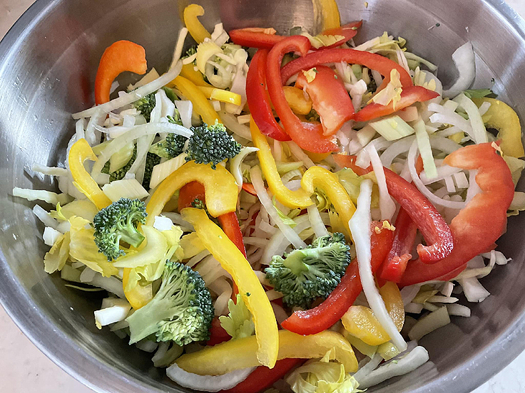 Recette de Poulet et légumes sautés à la sauce sucrée salée