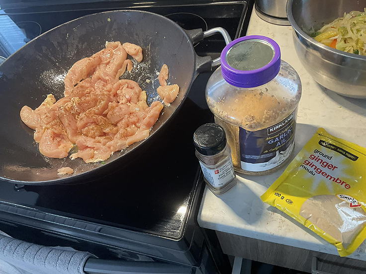 Recette de Poulet et légumes sautés à la sauce sucrée salée