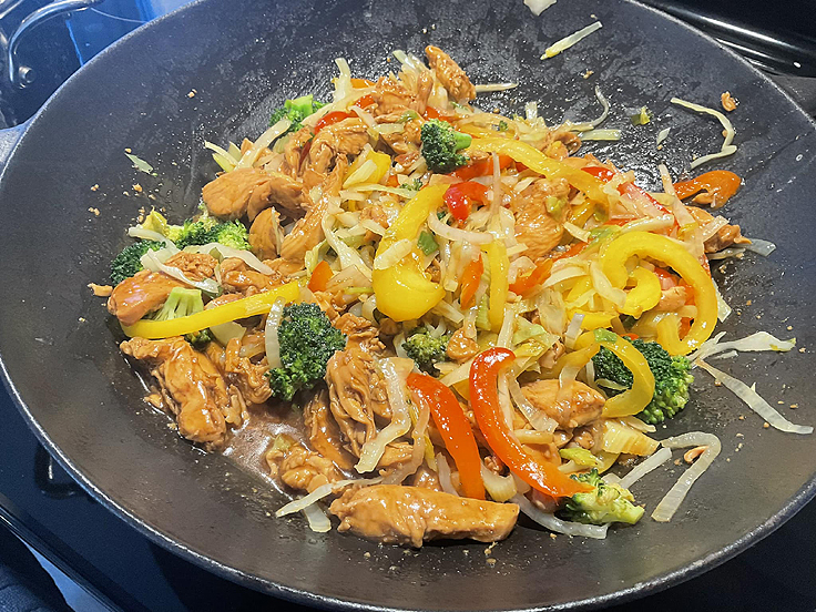 Recette de Poulet et légumes sautés à la sauce sucrée salée