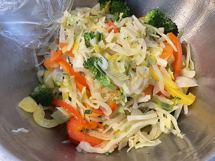 Recette de Poulet et légumes sautés à la sauce sucrée salée